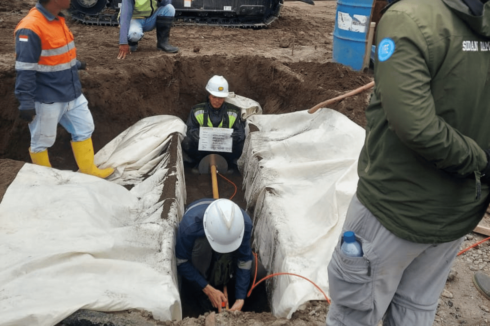 Instalasi Vibrating Wire Soil Extensometer